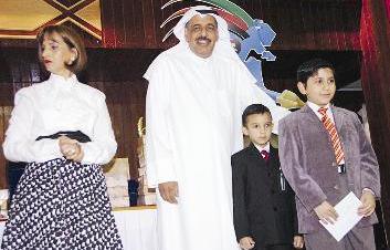 الدعيج والفريح يكرمان أحد الطلاب	 (تصوير طارق عزالدين)