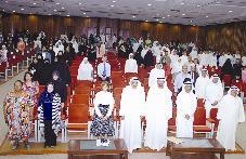 الحضور أثناء عزف السلام الوطني