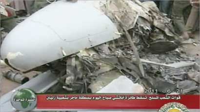 صورة عرضها التلفزيون الليبي أعلن انها حطام لمروحية «اباتشي» (ا ف ب)