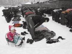 ...  وطفل على «الزلاجة» بجوار والده الساجد... على بساط من الثلج...!