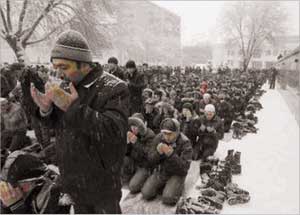 افترشوا الثلوج ورفعوا أكف الضراعة إلى الله أن يتقبل منهم