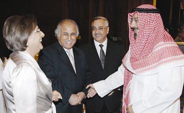 حديث ودي بين محمد الصباح والحمود بمشاركة البدر والنفيسي	 (تصوير زكريا عطية)