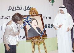 الحمود سعيدة بلوحتها والمليفي يصفق لها