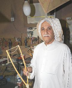 بو حمد ونظرة لعدسة «الراي» وبيده الصلابة