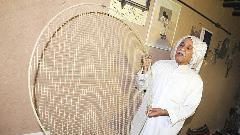 حاملاً شبكة صيد