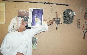 مشيراً الى الفخاخ