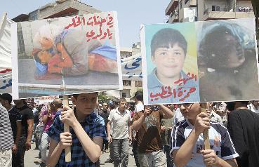 مسيرة في مدينة طرابلس اللبنانية مؤيدة للمتظاهرين في سورية	 (رويترز)