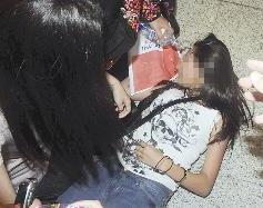 إحدى المعجبات سقطت أرضاً 