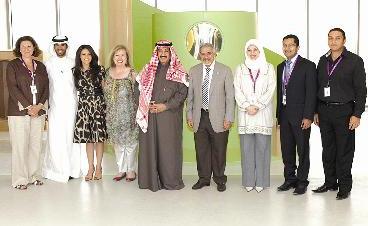 رئيس الوزراء متوسطا الساير وعددا من مسؤولي المشروع