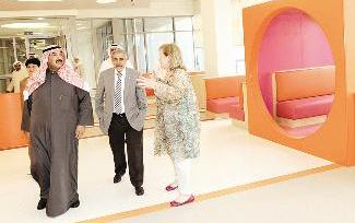 ناصر المحمد مستمعا الى شرح عن المشروع من مارغريت الساير