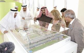 ... ومطلعا على مجسم للمشروع