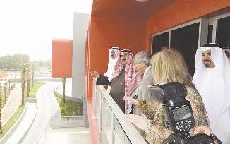 ... وعلى الحديقة المحيطة