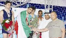 الحرز يتسلم كأس البطولة