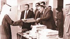 الناظر عبداللطيف الحبشي مكرما سلمان اللميع في مدرسة الشعيبة المشتركة عام 1970