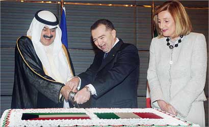 الجارالله والسفير الايطالي وزوجته اثناء تقطيع «كيكة» الحفل (تصوير زكريا عطية)