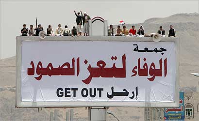 u064au0645u0646u064au0648u0646 u0645u0639u0627u0631u0636u0648u0646 u064au0642u0641u0648u0646 u0641u0648u0642 u0644u0648u062du0629 u0627u0639u0644u0627u0646u064au0629 u0639u0645u0644u0627u0642u0629 u0643u062au0628 u0639u0644u064au0647u0627 u00ab u062cu0645u0639u0629 u0627u0644u0648u0641u0627u0621 u0644u062au0639u0632u00bb (u0627 u0641 u0628)