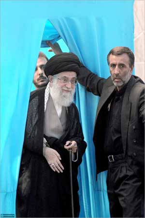 خامنئي لدى وصوله لإلقاء كلمته في ذكرى وفاة الخميني أمس (ا ف ب) 