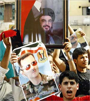  لبنانيون وسوريون تظاهروا في ضاحية بيروت امس رافعين صور الأسد ونصرالله