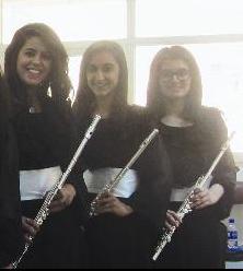 بشاير الهاشم مع زميلتيها