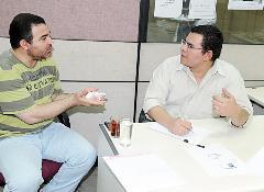 هاني أحمد متحدثا الى الزميل باسم عبدالرحمن