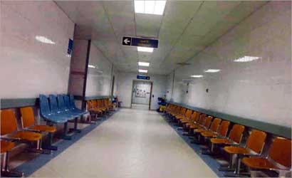 أماكن انتظار المراجعين بلا تكييف 		(تصوير مرهف حورية)