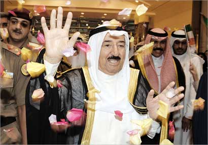 سمو الأمير مستقبلا بورق الورد لدى عودته إلى الكويت أمس