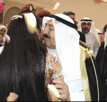 سمو الأمير يطبع قبلة على خد طفلة في استقباله