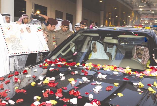 صاحب السمو محييا مستقبليه وإلى جانبه سمو ولي العهد
