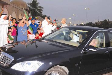 حشود من المستقبلين امام دار سلوى العامرة 		(تصوير جلال معوض)