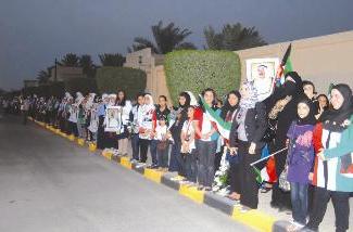 زهرات الكويت على طول الطريق أمام دار سلوى