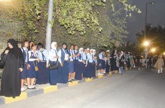 جموع من الطلاب والطالبات