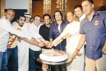  الهدهود يقص الكيكة مع الشيخ دعيج ولفيف من الحضور	(تصوير- مرهف حورية )