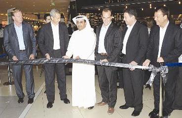 الشايع يتوسط مديري «شيك شاك» في قص الشريط   	(تصوير جلال معوض)