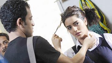 لمسات قبل تأدية الدور	 (تصوير - علي السالم ونايف العقلة)