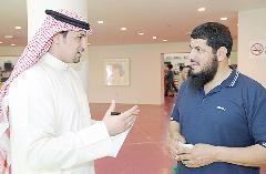 مرزوق الفجي متحدثا إلى الزميل فهد المياح