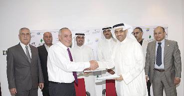 القطان وعيسى خلال توقيع العقد أمس 	 (تصوير نايف العقلة)