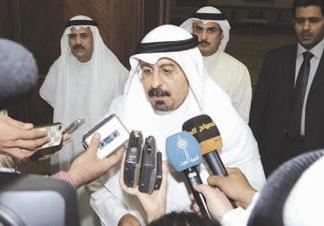 محمد الصباح متحدثا للصحافيين قبيل مغادرته البلاد امس		(تصوير نور هنداوي)