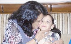 وقبلة من ماما حياة على خد الطفلة منيرة اليحيوح