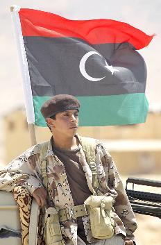 مقاتل من الثوار في احدى النقاط الامنية قرب منطقة نالوت	 (ا ف ب)