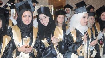 فرحة التفوق 			(تصوير: زكريا عطية)