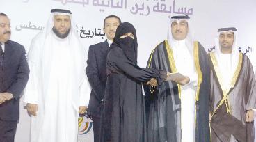 الدوسري والسفيران المصري والأردني خلال تكريم الفائزين	(تصوير مرهف حورية)