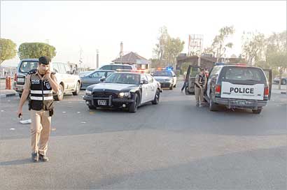 رجال الامن خلال مهمتهم في متابعة الثور 