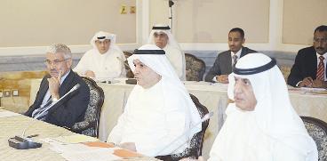 الصقر مترئساً الاجتماع 	(تصوير نايف العقلة)