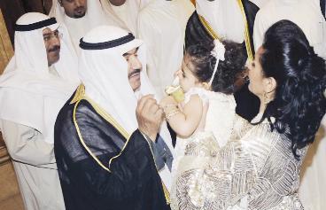 ناصر المحمد يداعب حفيدة محمد الصباح