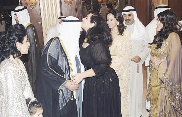 قبلة تهنئة على جبين رئيس الوزراء