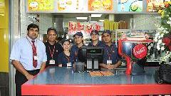 صورة تذكارية للعاملين في «الأرنب الجائع»