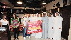 تسليم الجائزة 	(تصوير أسعد عبدالله)