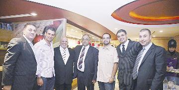 من اليسار الى اليمين: نسيب ونا وشادي شداد وعبدالغني الغنيم وجورج يوسف وخالد الغنيم ومحمد منيسي ويوسف الخطيب