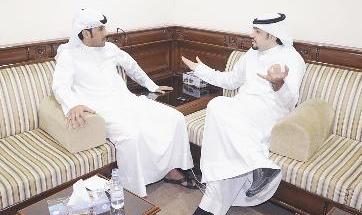 العلي متحدثا إلى الزميل أنور الفكر      	(تصوير زكريا عطية)