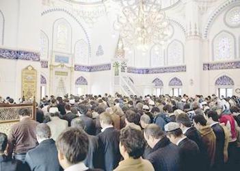 مسلمون يابانيون يصلون التراويح في رمضان